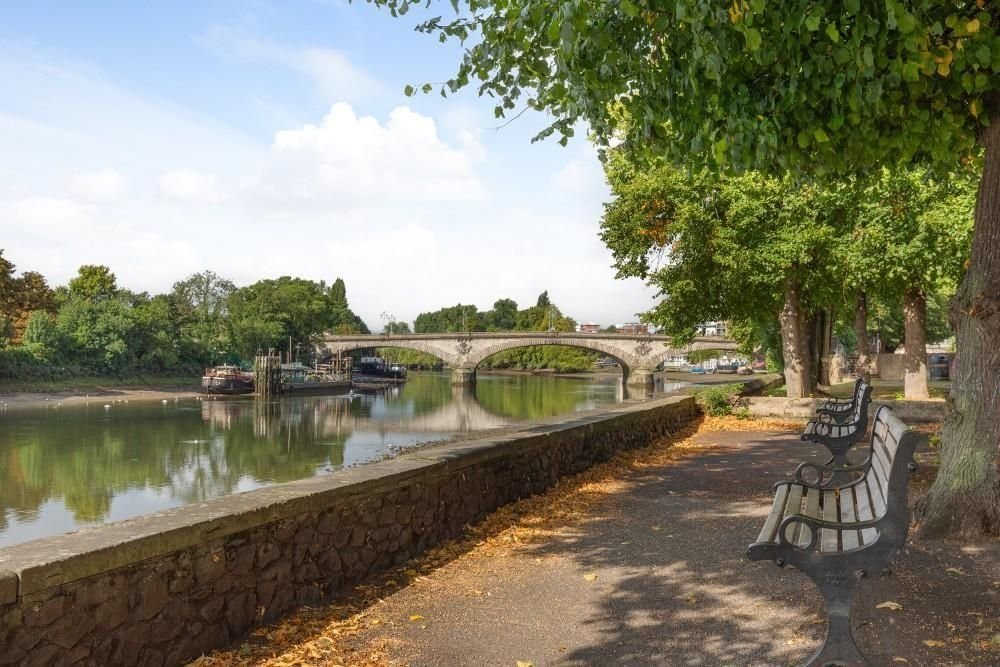 Kew Bridge Road, Kew